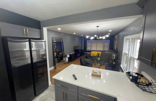 West Pullman House | Charming 3-bedroom smart house in fabulous Chicago with AC, WiFi