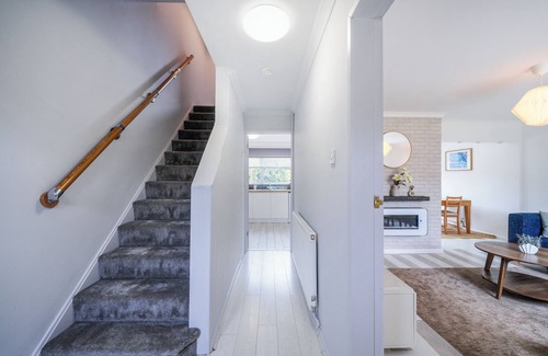 Stevenage House | Charming 3-Bedroom Townhouse with Coastal Elegance