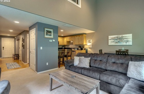 Rye House | Charming 3-bedroom townhome with WiFi, Fireplace and AC in beautiful Vancouver.