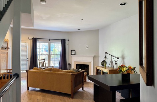 Gaithersburg House | Charming 3-bedroom townhome with AC, WiFi in fabulous Gaithersburg