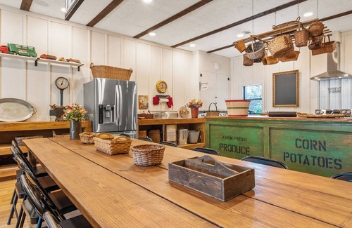 Jacksonville House | Charming 3-bedroom barn with AC and WiFi in fabulous Jacksonville