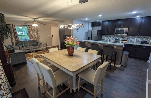 OakLeaf Plantation House | Charming 3-bedroom townhome with Amenities Galore