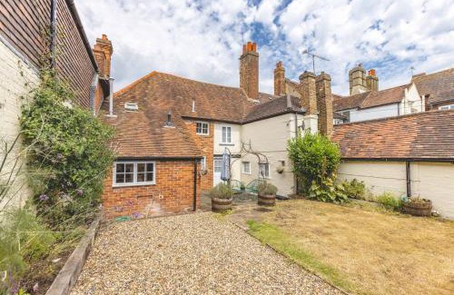 Datchet House | Charming 3BR Cottage Near Windsor and Sights