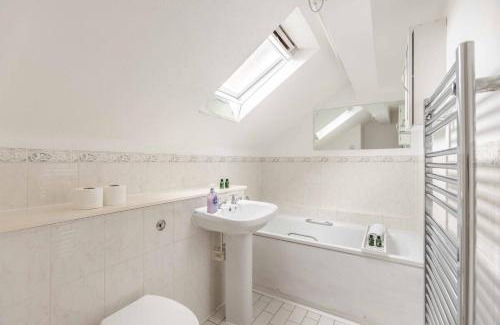 Datchet House | Charming 3BR Cottage Near Windsor and Sights