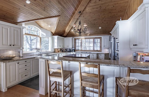 Minett Cottage | Charming 4 bed 4 bath cottage on Lake Rosseau with Boathouse! SW Exposure!