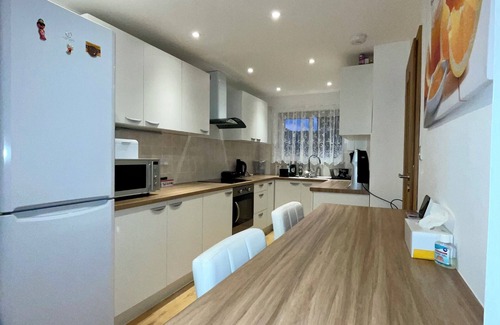 Banbury House | Charming 4-Bed Home, Priv Entrance, Garden, Modern Kitchen, Spacious Living Area