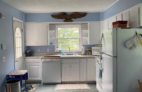 Ashville House | Charming 4 bedroom 3 bathroom cottage with lake view