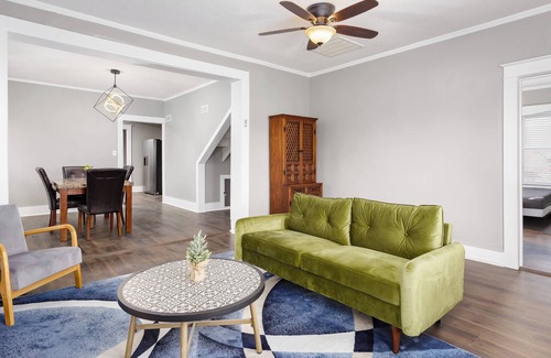 Florence House | Charming 4-bedroom 3bath house in terrific Florence with WiFi, AC