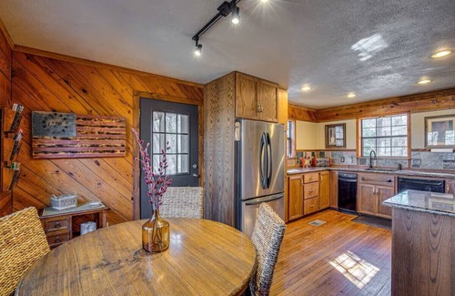 Streetman Cabin | Charming 4-bedroom cabin with WiFi, AC in tranquil Streetman