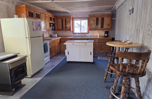 Niagara County Cottage | Charming 4-bedroom cottage on peaceful Sunset Island