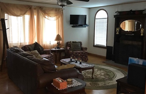 Bellepoint Other | Charming 4-bedroom farmhouse in delightful Hinton with WiFi, AC