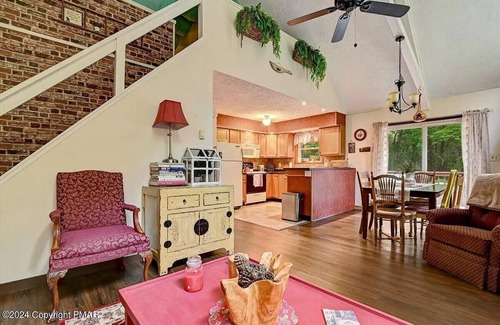 Briar Crest Woods Boat Rental | Charming 4-Bedroom House with WiFi, AC & Hot Tub in Tranquil Blakeslee - Poconos