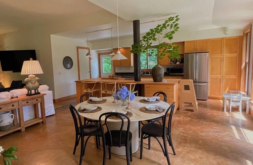 Putney House | Charming 4-bedroom house with Patio and Firepit in Putney