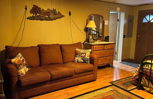 Upper Tract Cabin | Charming 4-bedroom cabin with HOTTUB in peaceful Upper Tract with WiFi, AC