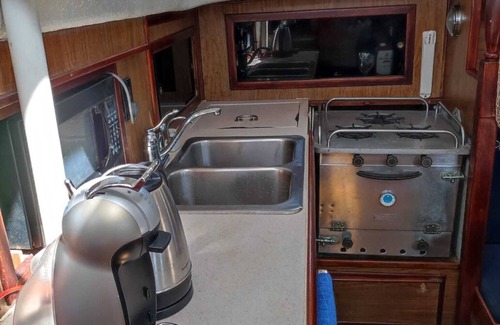 Isla Mujeres Boat Rental | Charming 4-Person Boat Accommodation, 2BR/2BTH