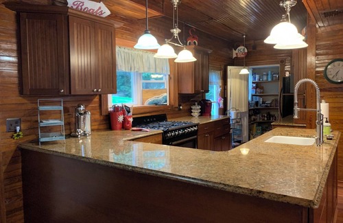 Wells House | Charming 4 Season Lake Front Home (Fall & Winter Discounts Available)