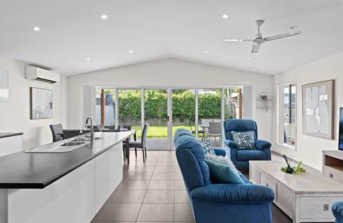 Wynnum House | Charming 4Bedroom Home Near Train Station and Beaches