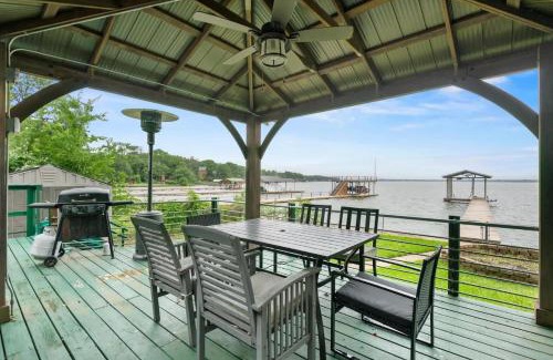 Tool House | Charming 4BR Lakefront Getaway