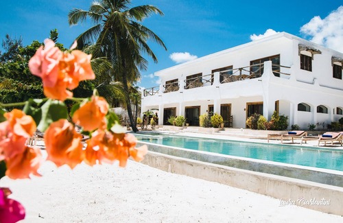 Uroa Villa | Charming 8 Rooms | 8 Bath | Sleeps 21| Beach Villa