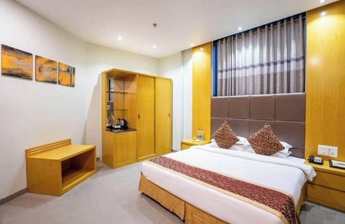Anantapur Hotel | Charming 9-bedroom hotel with WiFi, AC in fantastic Anantapur