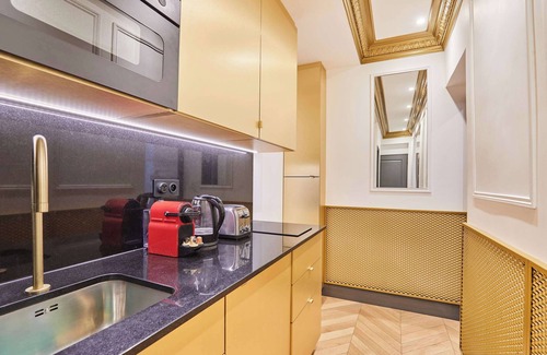 8th Arrondissement Apartment | Charming AC-apartment Avenue Montaigne/Arc de Triomphe