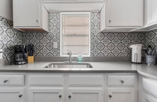 Lakeshore South House | Charming and affordable 2-bedroom home in Avondale w/WiFi, AC, essentials