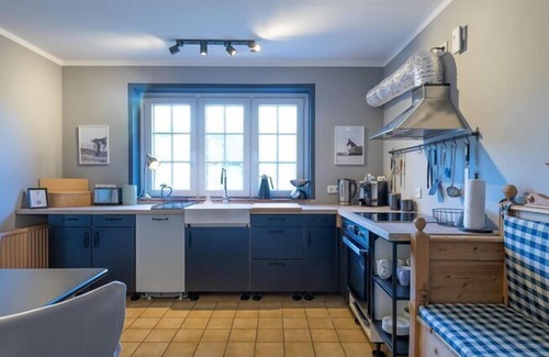 Aventoft Apartment | Charming and cozy holiday home with a fireplace