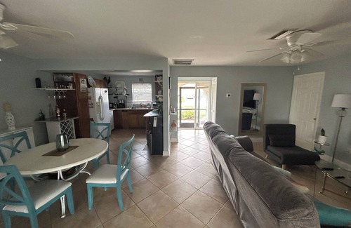Diplomat House | Charming and peaceful 2-bed 2 bath house with WiFi, AC. for Fam kids and pets