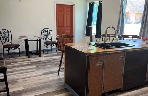 Oakhurst Bed & Breakfast | Charming and Quiet B&B with 2 bedrooms and Wi-Fi, AC in Quaint Coldspring