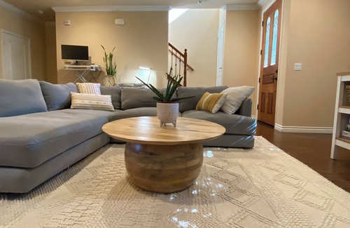 Lamanda Park House | Charming and Spacious 2B + 2.5 Bath Townhome