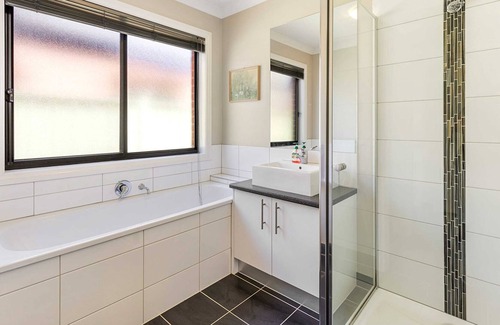 Epsom House | Charming and Upscale Home Free Parking