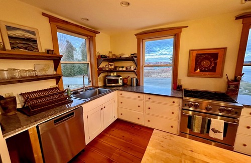 Thomaston Apartment | Charming Apartment in Thomaston with Water Views