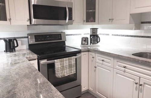 Fairview Condo | Charming Apartment near the Sea Wall