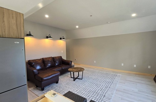 West Enfield Apartment | Charming apartment with 1 bedroom and AC, WiFi in Enfield. Lake views!