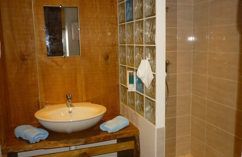 Saint-Andre-de-Lidon House | Charming bed and breakfast 5 pers. spa access, wifi, air conditioning, all comforts