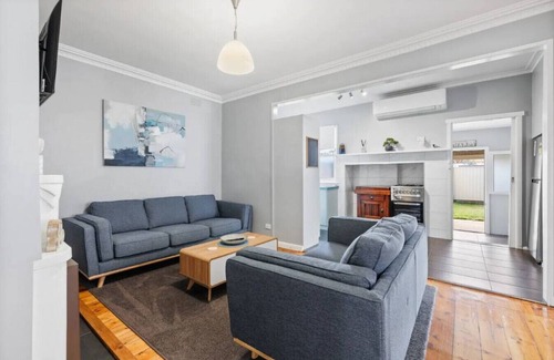 Redan Cottage | Charming Ballarat Escape: Inviting Country Cottage