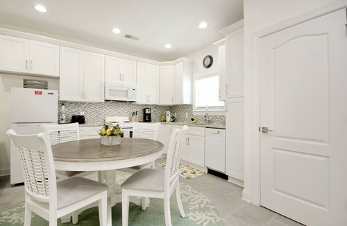 Atlantic Beach Apartment | Charming beachfront apartment w/beach access, pool central AC, & washer/dryer