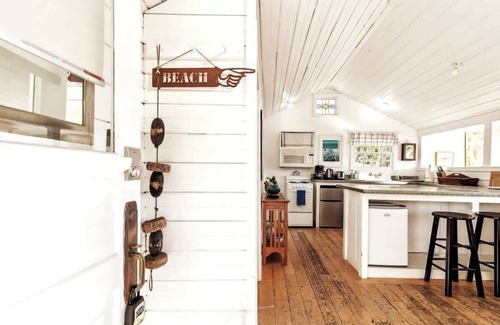 Richmond Beach House | Charming Beach Cottage w/Ocean Views & Sauna!