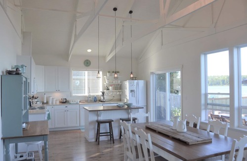 Ferndale House | Charming Beach Front Getaway at Sandy Point