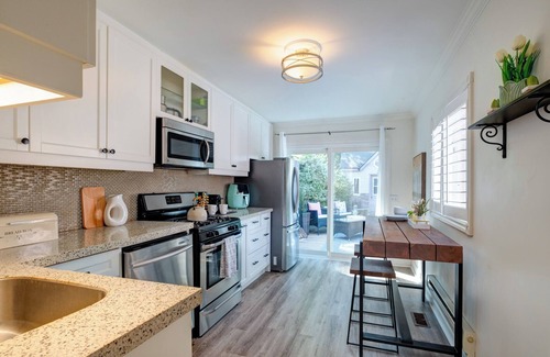 Birch Cliff House | Charming Beaches Retreat | Renovated 2-Bedroom House with Yoga Studio