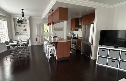 Fairfield House | Charming Beachside Retreat Steps from Dallas Rd, Beacon Hill Park, Cook St. Vill