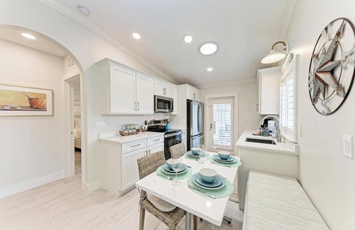 Holmes Beach Condo | Charming Beachside Condo – Palm Isle Village | Island Real Estate