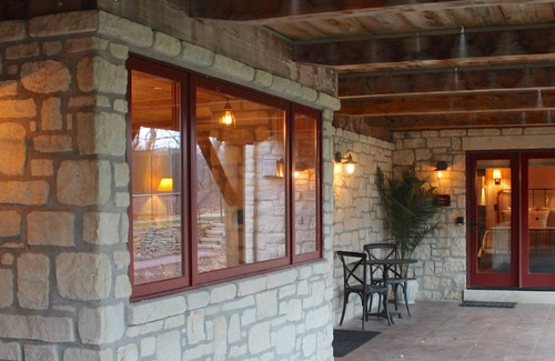 Manhattan Apartment | Charming Bed & Bath Suite Available Nightly