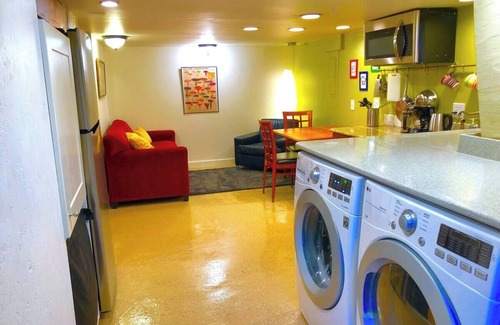 Vernon House | Charming bedroom house with TV, AC and WiFi - Great location!