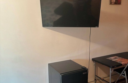 Queens House | Charming bedroom with AC, WiFi in wonderful Queens