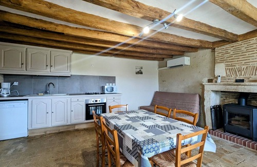 Scoury Cottage | Charming Berry Home near Zoo de Beauval & Medieval Loches, Private Parking, Shared Garden