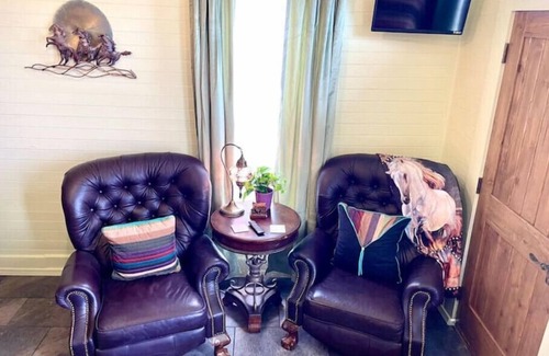 De Beque Hotel | Charming Boutique Hotel with Private Hot Tubn