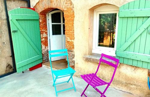 Ayguesvives Apartment | Charming brickyard cottage near a lock