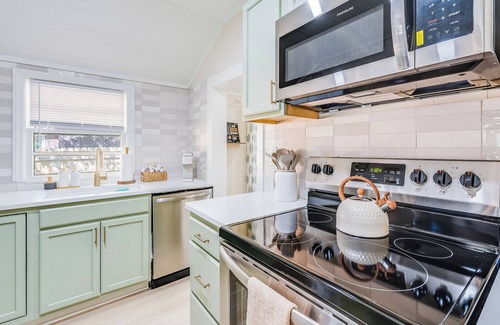 Pooler House | Charming & Bright 2 bedroom ~ Close to Downtown Savannah/Airport