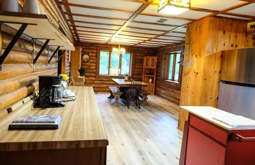 Lyndon Station Cabin | Charming cabin getaway in the woods, private trails, only 20 mins from WI Dells!